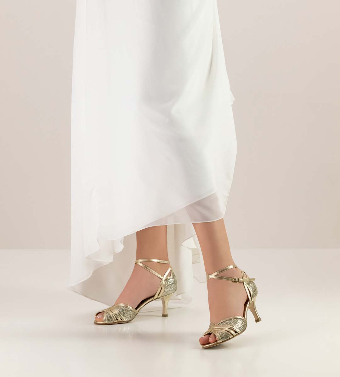Scarlet Brautschuh von Nueva Epoca mit 6 cm Absatz in Kombination mit weißem Brautkleid