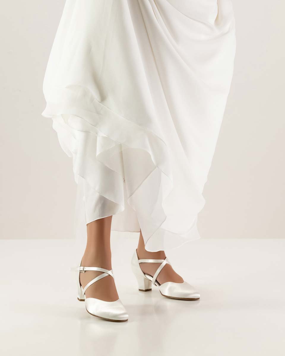 Felice Brautkleid in weiß in Kombination mit 4,5 cm hohem Absatz