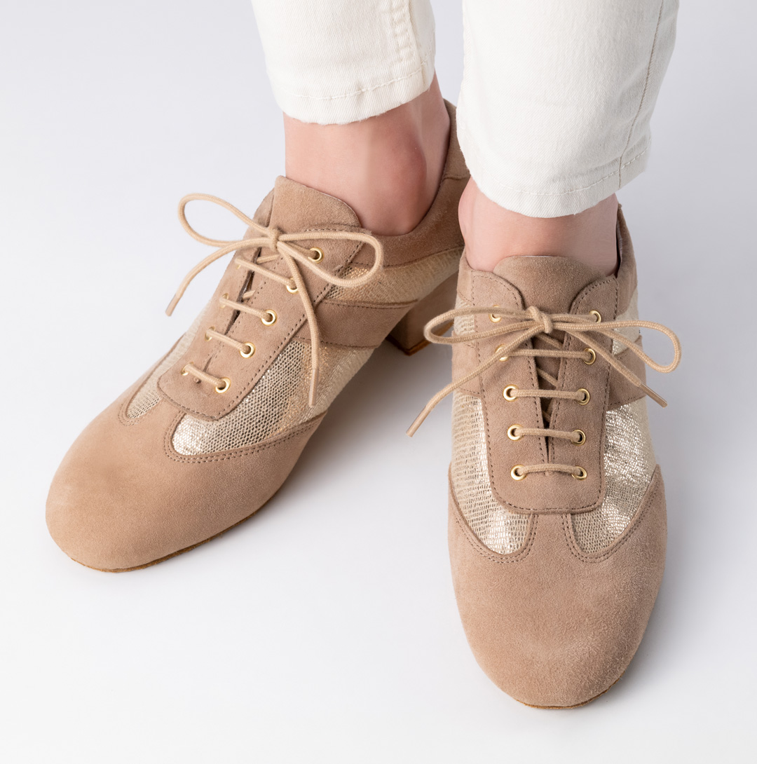 Trainingstanzsneaker von Anna Kern aus beigem und goldenem Leder mit geteilter Sohle und 3,5 cm Absatz. Trainingstanzsneaker von Anna Kern aus beigem und goldenem Leder mit geteilter Sohle und 3,5 cm Absatz.