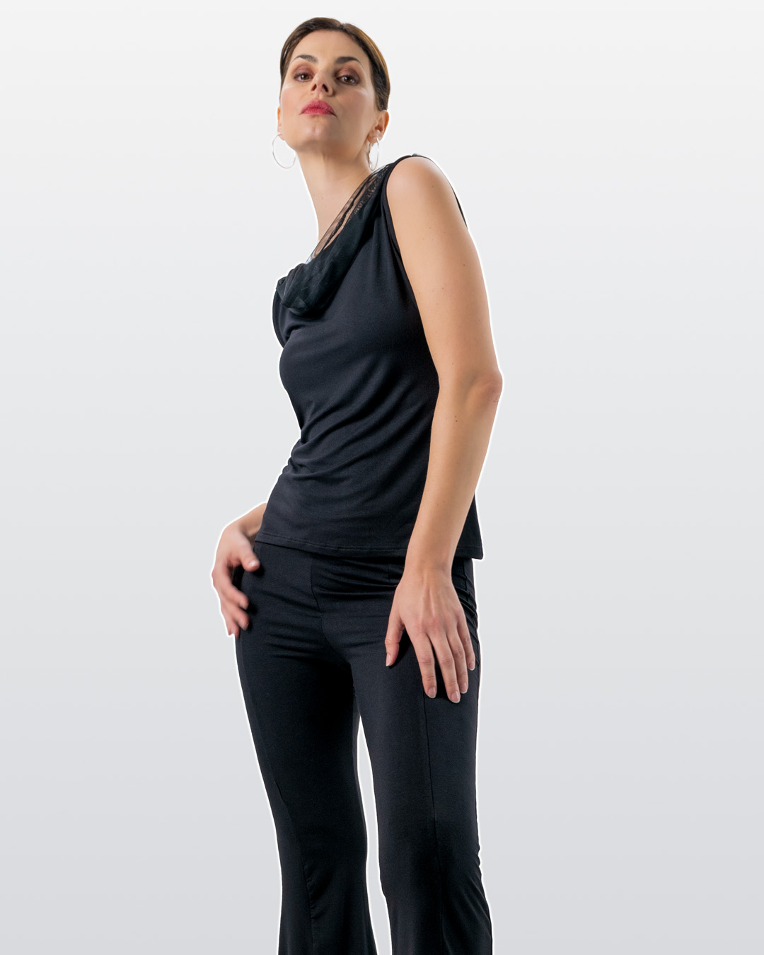 Modell posiert in Tanztop Auri und Tanzhose Nisha von Werner Kern