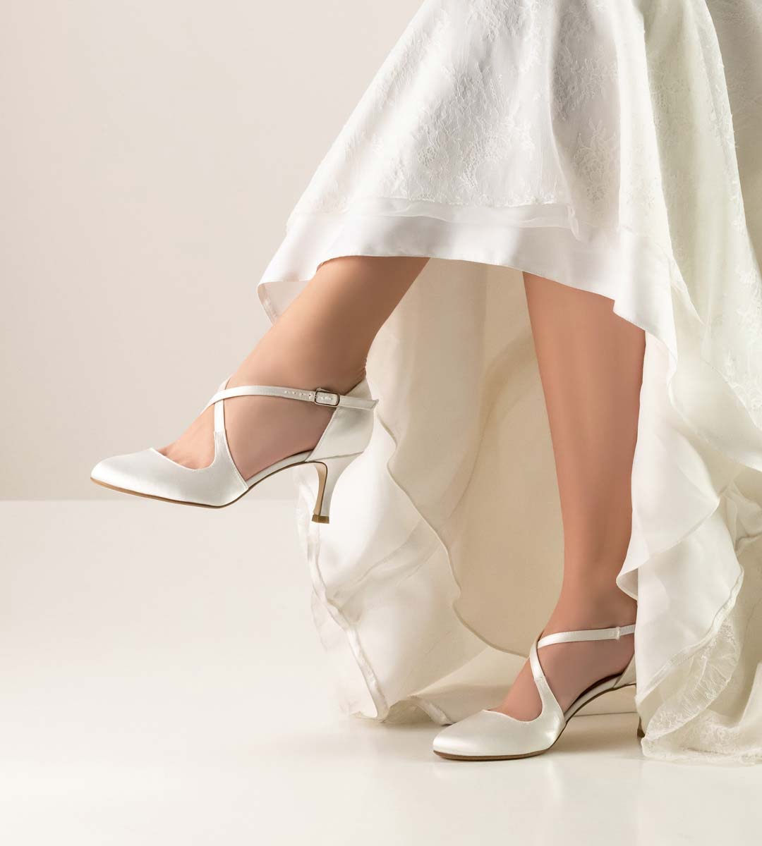 India weißes Brautkleid in Kombination mit offenem Nueva Epoca Brautschuh