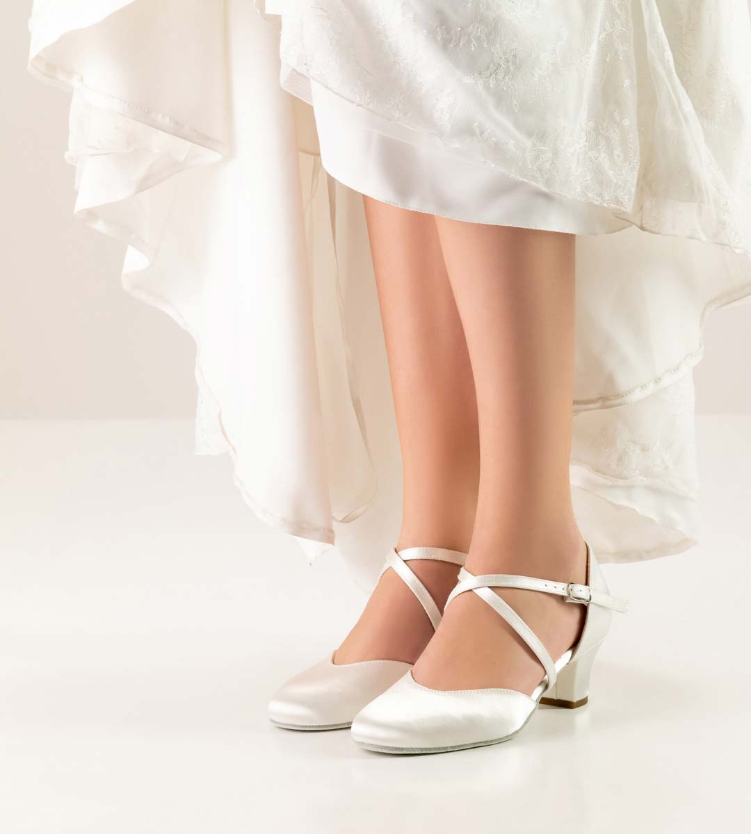 Felice weißes Brautkleid in Verbindung mit Werner Kern Brautschuh