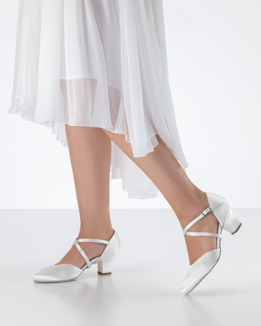 Felice weißes Brautkleid in Verbindung mit Werner Kern Brautschuh