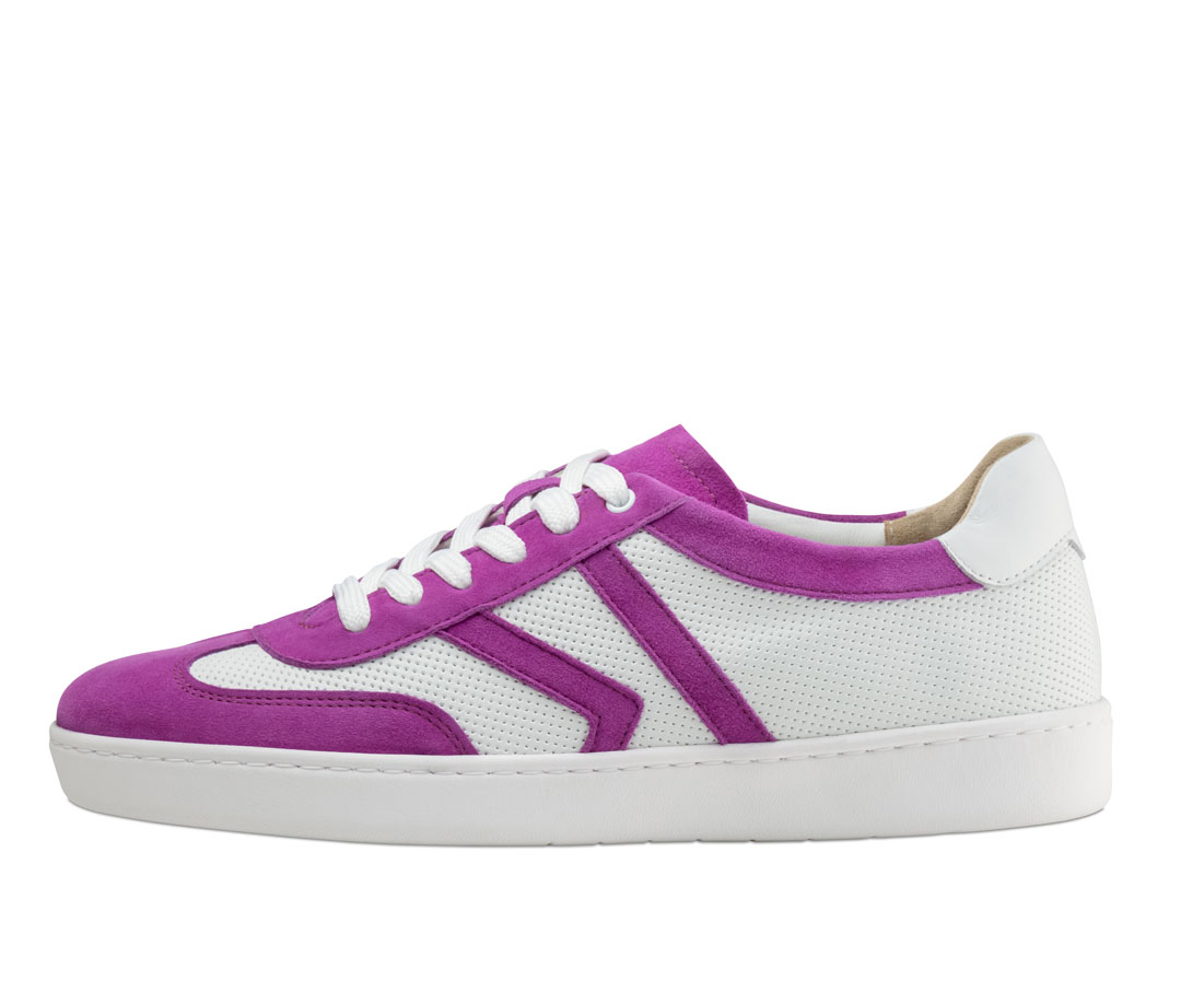 Weißer Tanzsneaker mit pinken Details von Werner Kern für drinnen und draußen