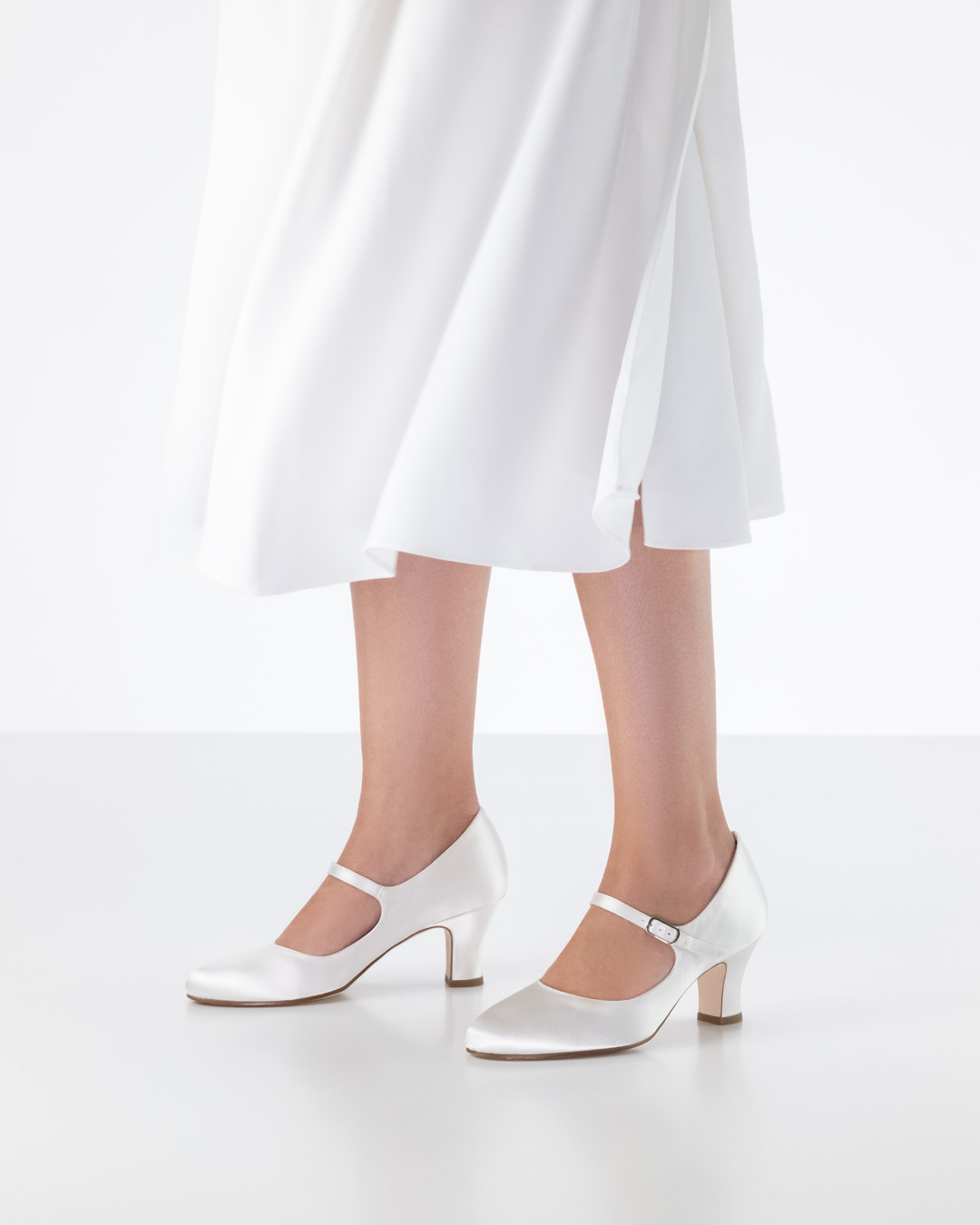 Ashley Brautkleid in Kombination mit weißem Werner Kern Brautschuh mit Ledersohle
