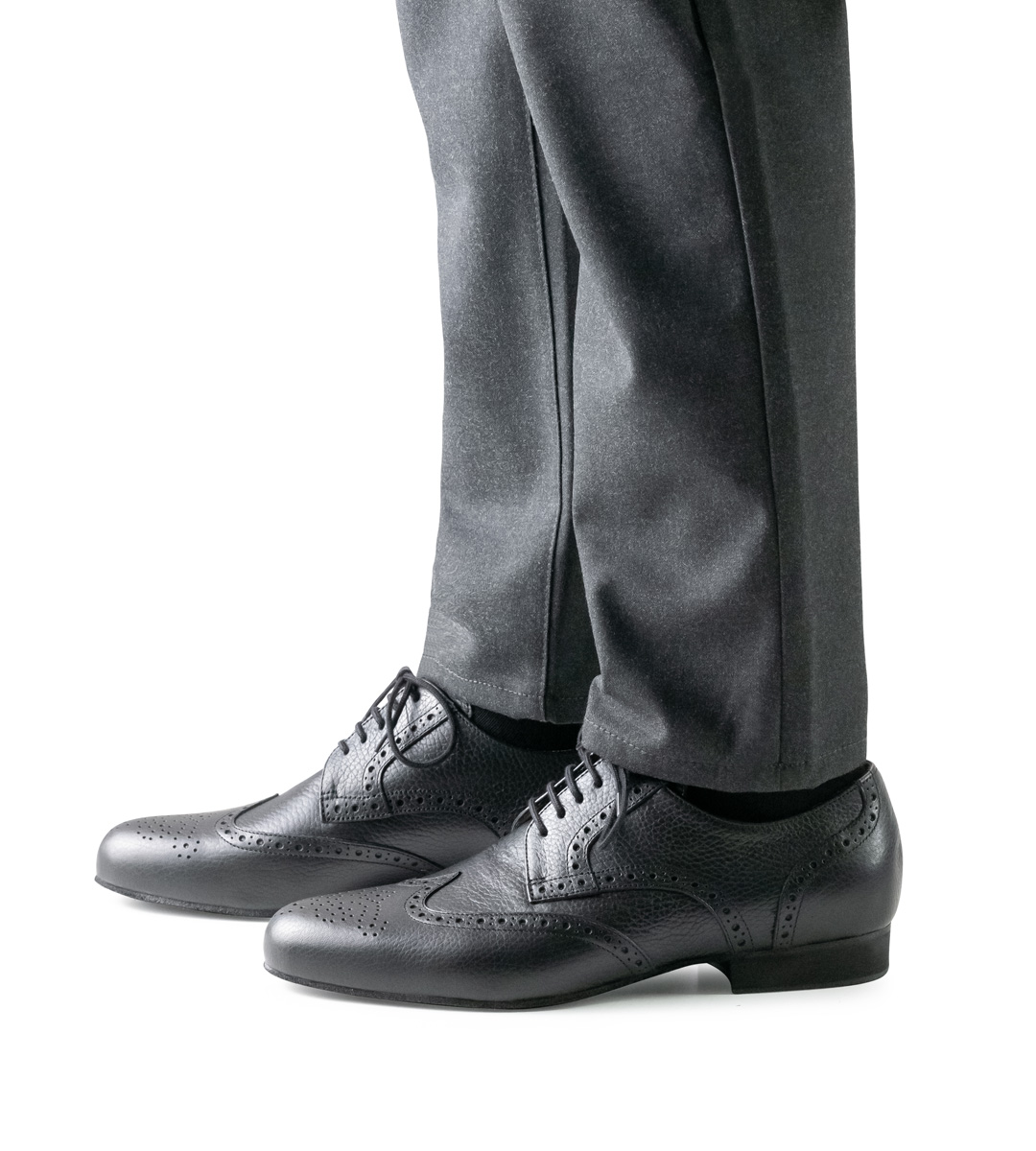 Herrentanzschuh in schwarz mit Budapester Muster in Kombination mit Hose in grau