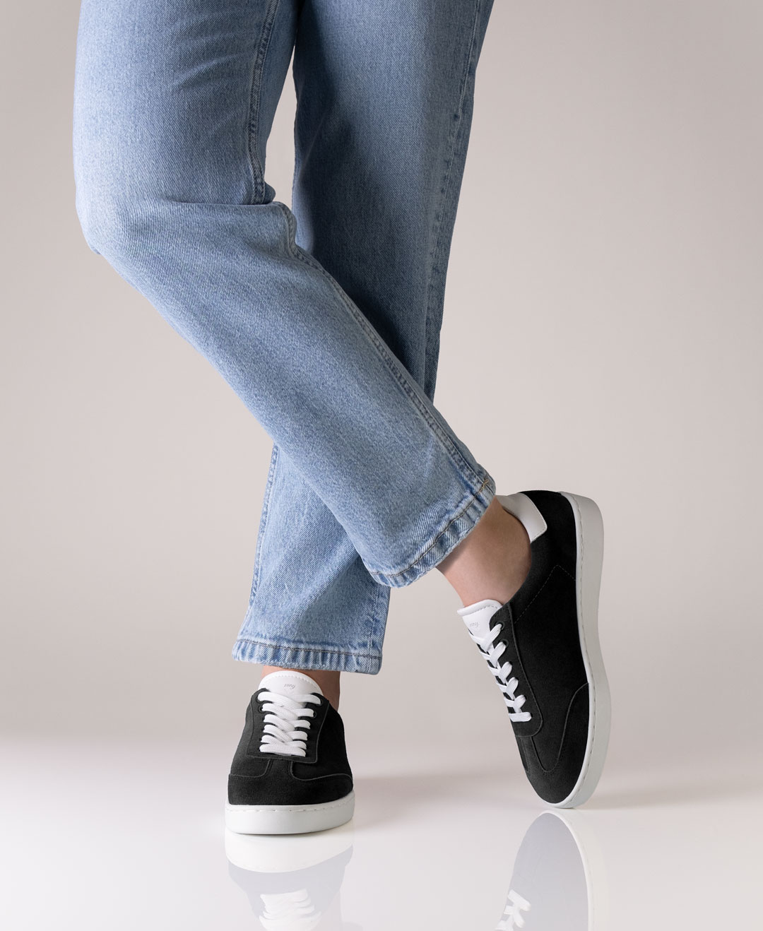 Sneaker 7015 Tanzsneaker für Damen aus schwarzem Velourleder mit weißer PU Sohle 7015 von Anna Kern.