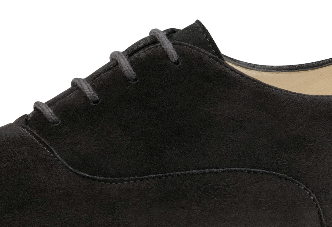 Detailansicht Damentanzschuh aus Velourleder und Schnürung von Werner Kern