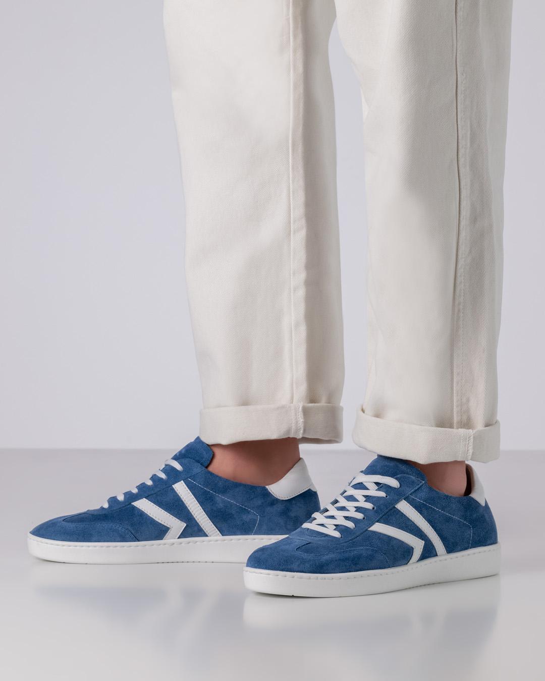 Superleichter Tanzsneaker in jeansblau mit weißer Allrounder Sohle von Werner Kern