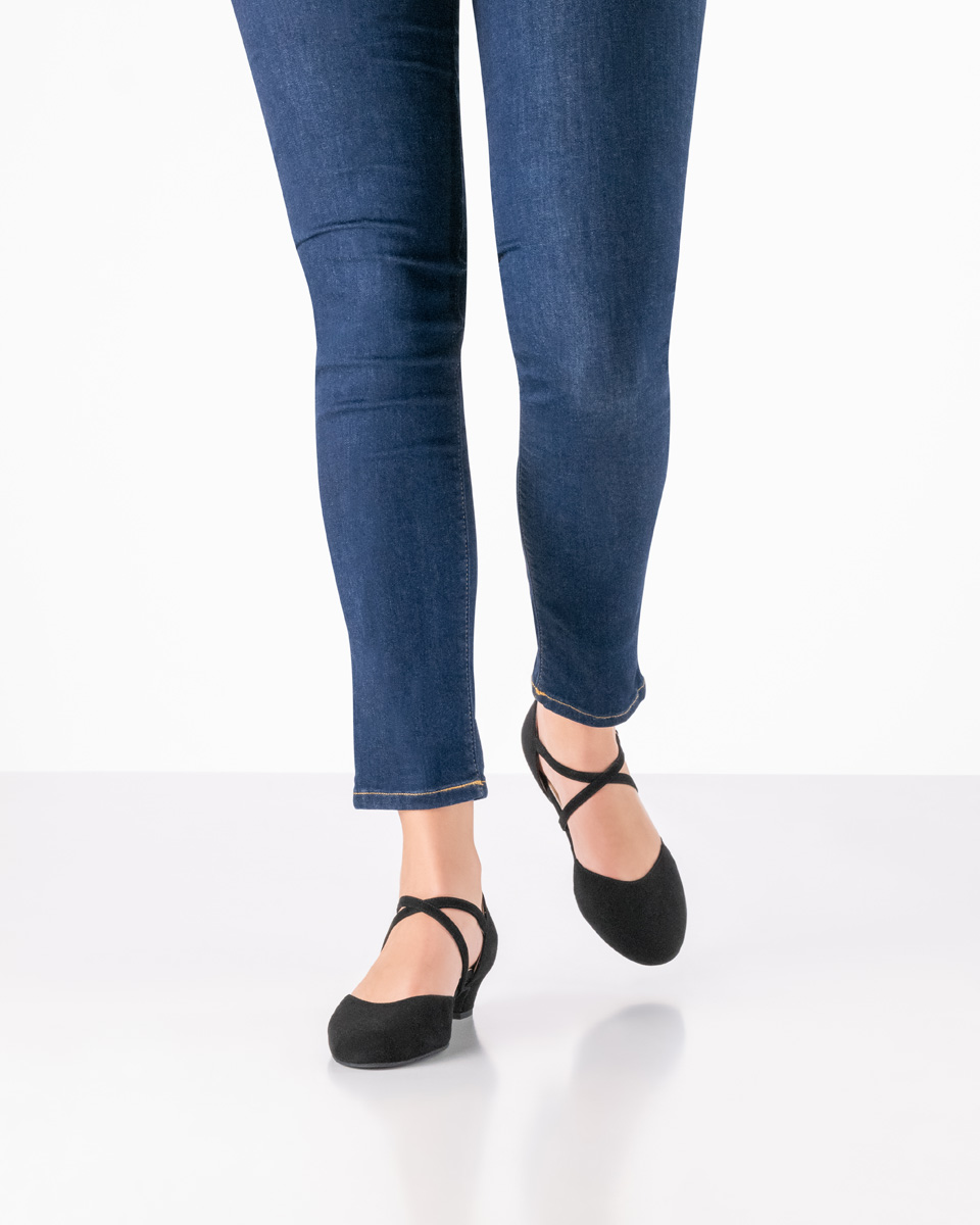 Damen Tanzschuh für sicheren Auftritt - Werner Kern Ronja in schwarzem Samtziegenleder, klassisch und unglaublich komfortabel mit individuell einstellbarem Kreuzristriemchen und seitlichem Gummizug, bequeme Absatzhöhe von 3,4 cm