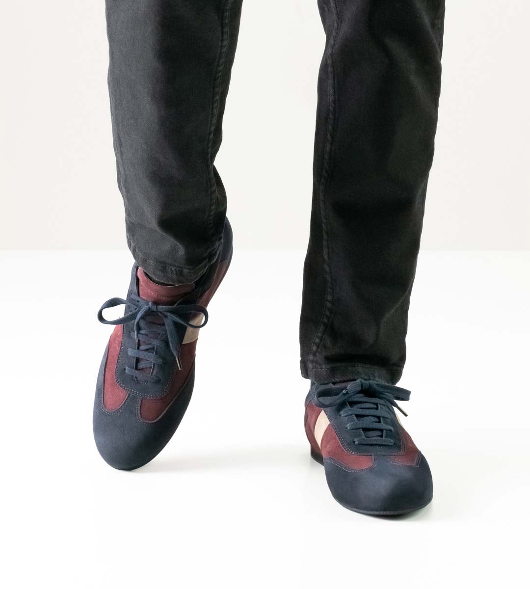 Bari dreifarbiger Werner Kern Herrentanzschuh in Velours in Kombination mit schwarzer Hose