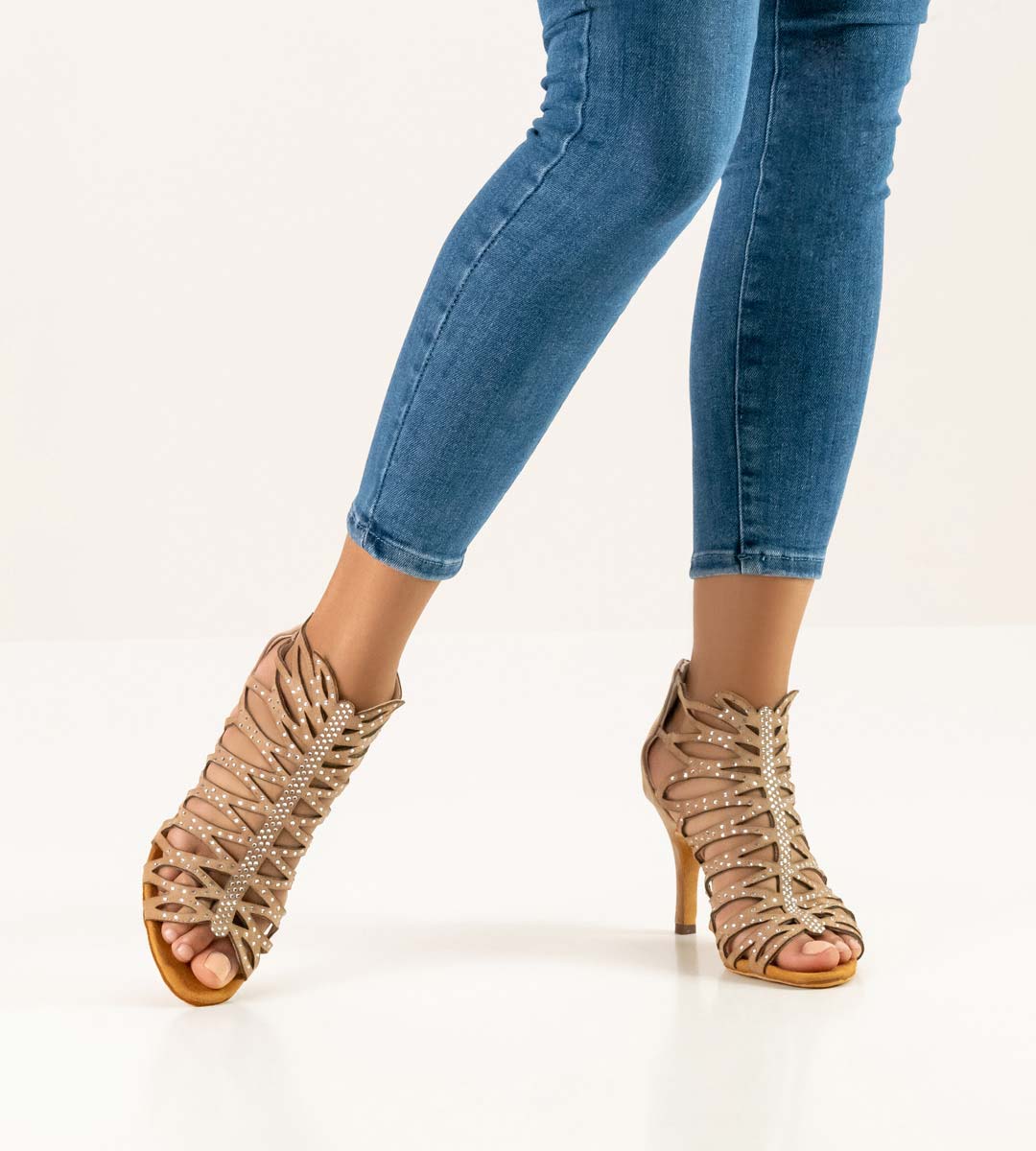 800 Blaue Jeans in Kombination mit Anna Kern Kizomba Damentanzschuh