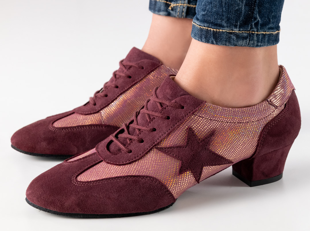 Trainingstanzschuh von Werner Kern mit 3,5 cm Absatz und Sternapplikation sowie einer geteilten Sojhle für das perfekte Training