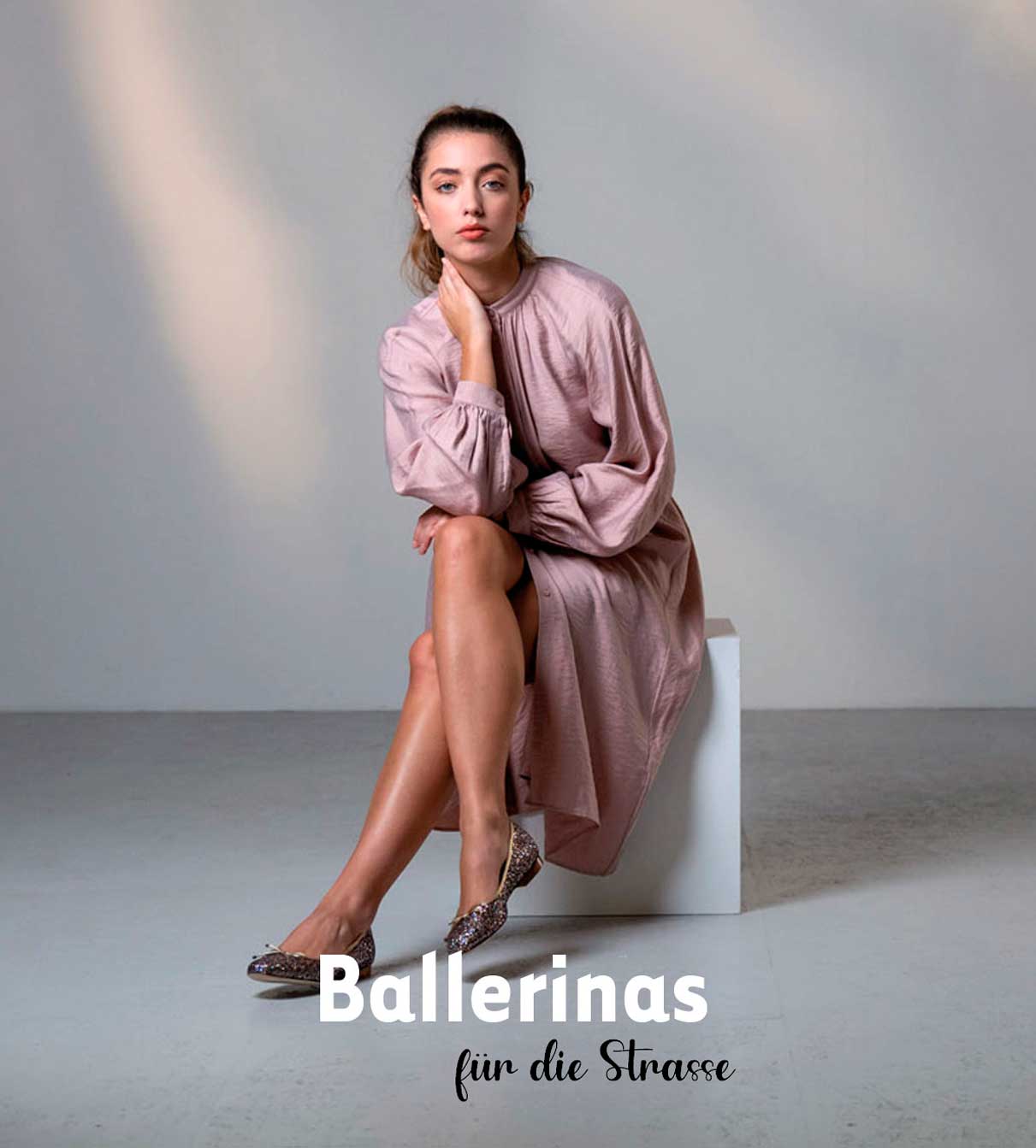 Eine Dame schaut verträumt in die Kamera und trägt dabei Ballerinas von Werner Kern