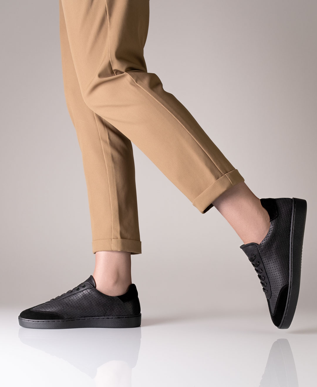 Schwarzer Suny Sneaker 7030 mit durchgehender Sohle
