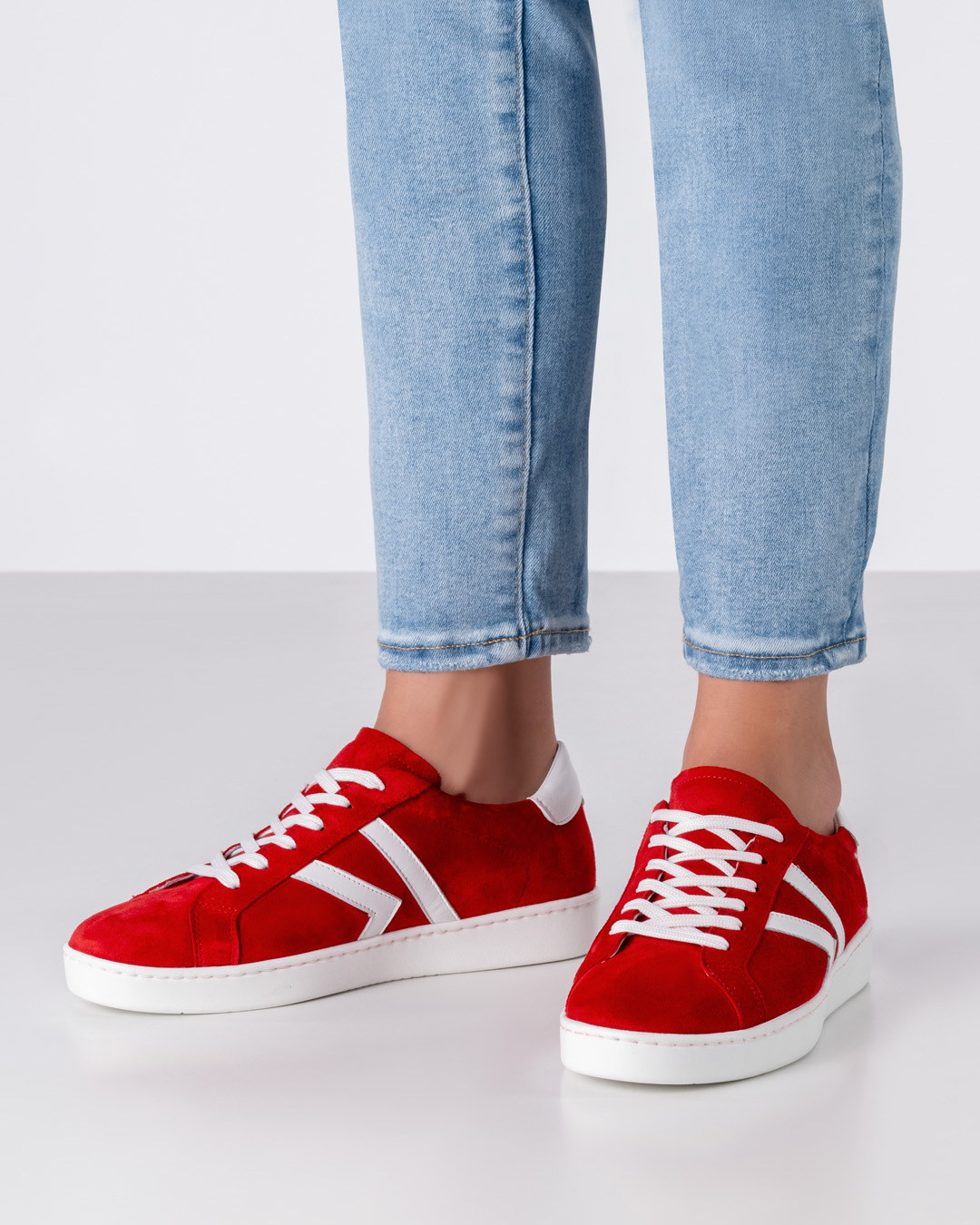 Roter Tanzsneaker mit weißen Details und leicht drehender Pu Sohle in weiß von Werner Kern