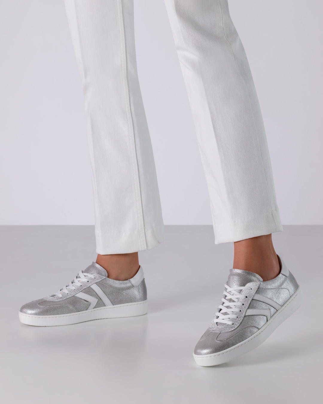 Lacey - COMING SOON Matt silber schimmernder Tanzsneaker aus Leder von Werner Kern mit weißen Details und weißer Sohle