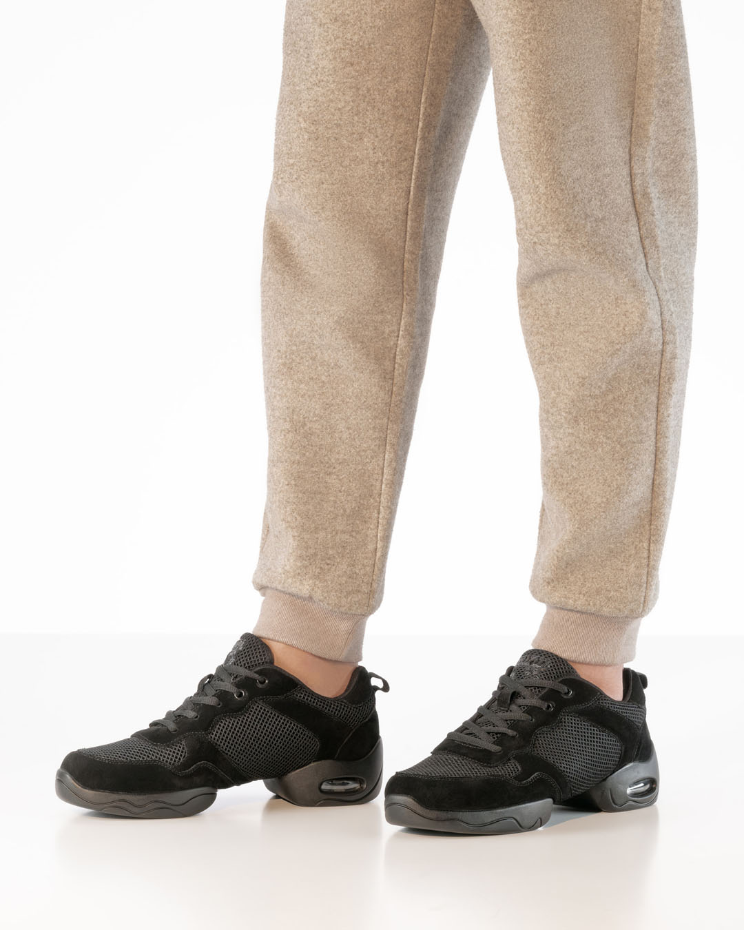 Schwarze Tanzsneaker mit geteilter Sohle in chunky style aus eder und Meshmaterial von Werner Kern