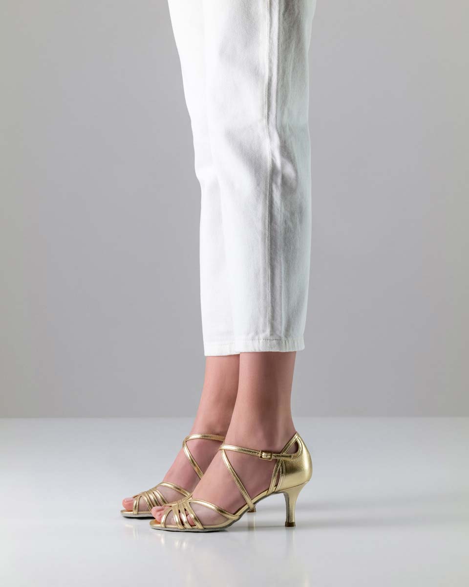 Sierra Nueva Epoca Damentanzschuh mit Kreuzriemchen in Kombination mit weißer Hose