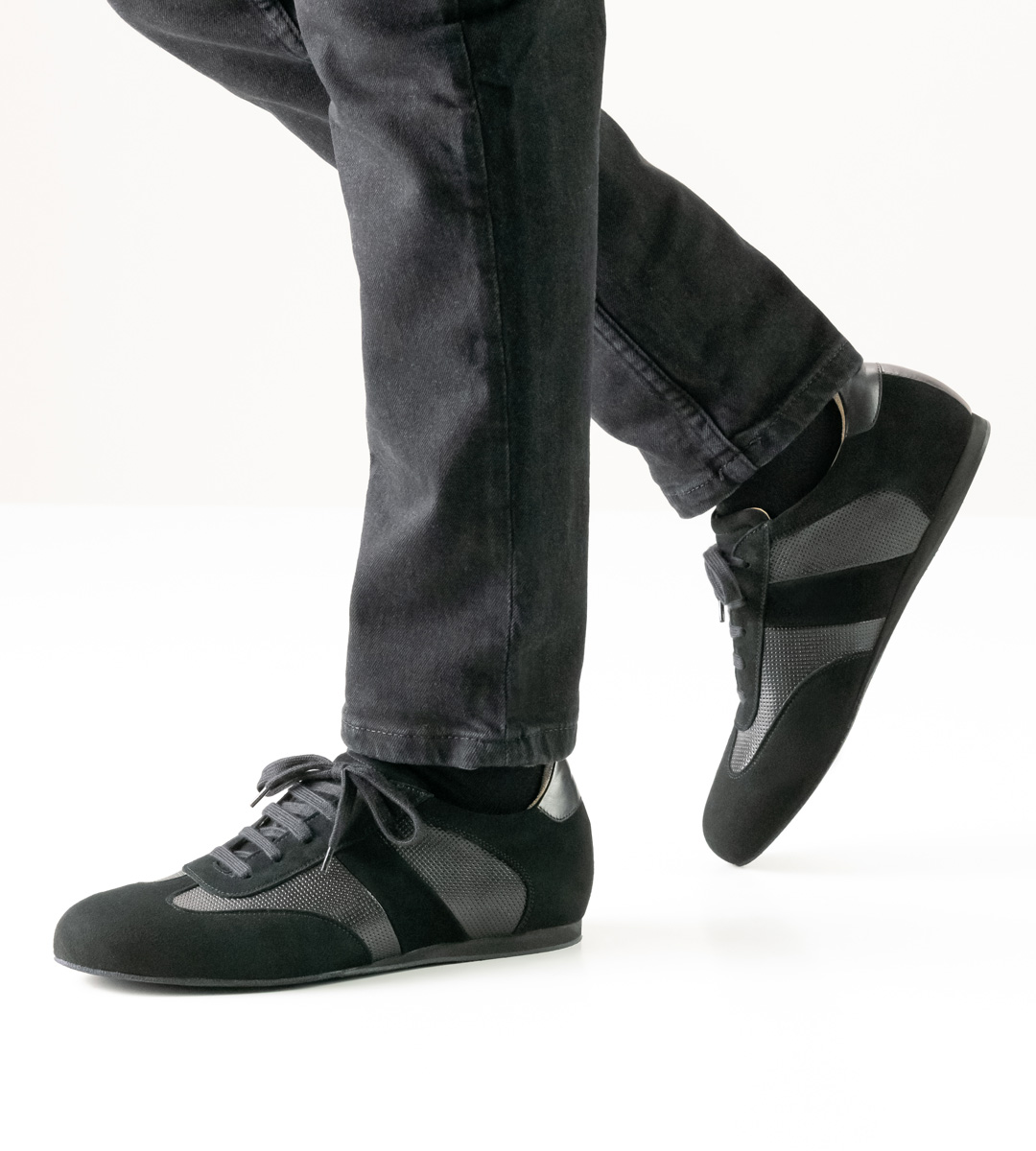 schwarzer Herrentanzschuh für lose Einlagen in Kombination mit schwarzer Jeans