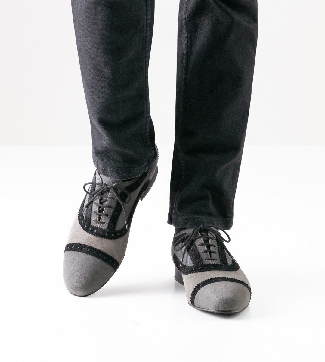 Herrentanzschuh von Nueva Epoca in schwarz und grau in Verbindung mit grauer Jeans