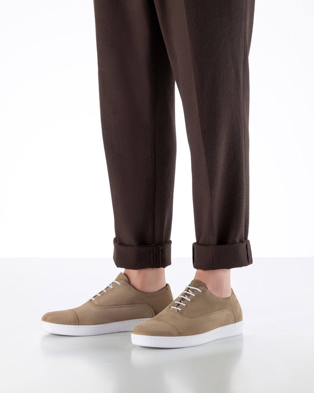 Beiger Herrentanzschuh aus Leder mit weißer, leichter Sneakersohle zum drinnen und draußen tanzen kombiniert mit brauner Stoffhose