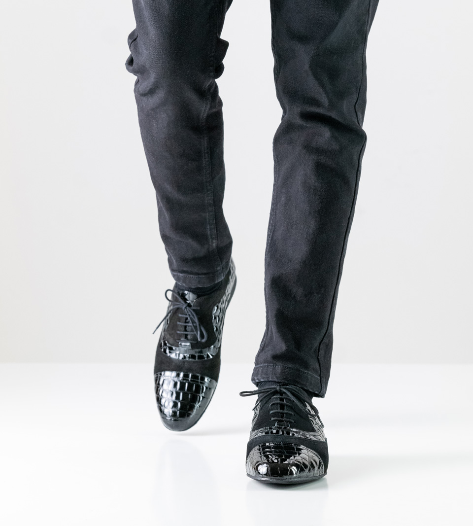 schwarze Jeans in Kombination mit Herrentanzschuh von Werner Kern in Velours und Lack