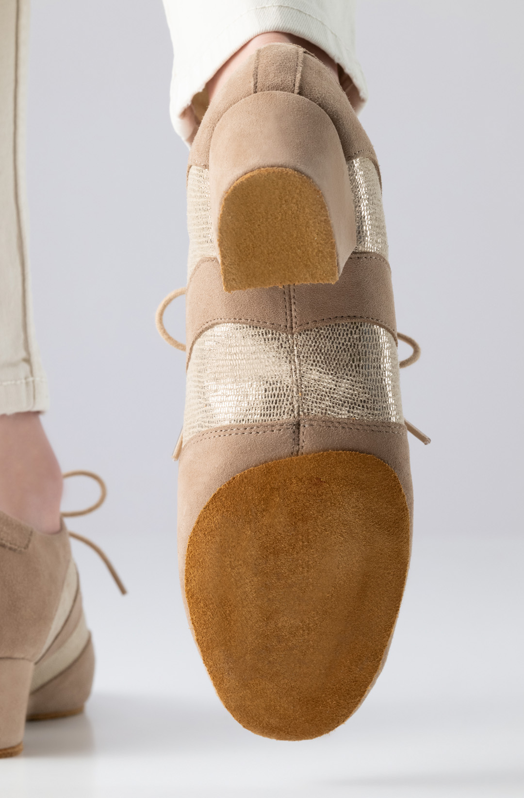 Detailansicht geteilte, beige Tanzschuhsohle von Anna Kern Trainingssneakern.