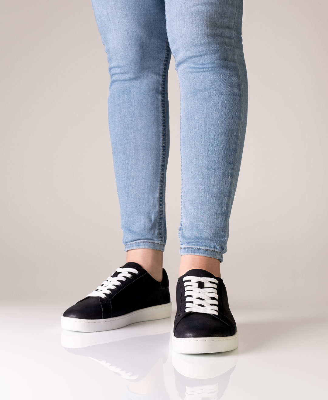 Schwarzer Sneaker aus Vollleder mit weißer Schnürung für Damen