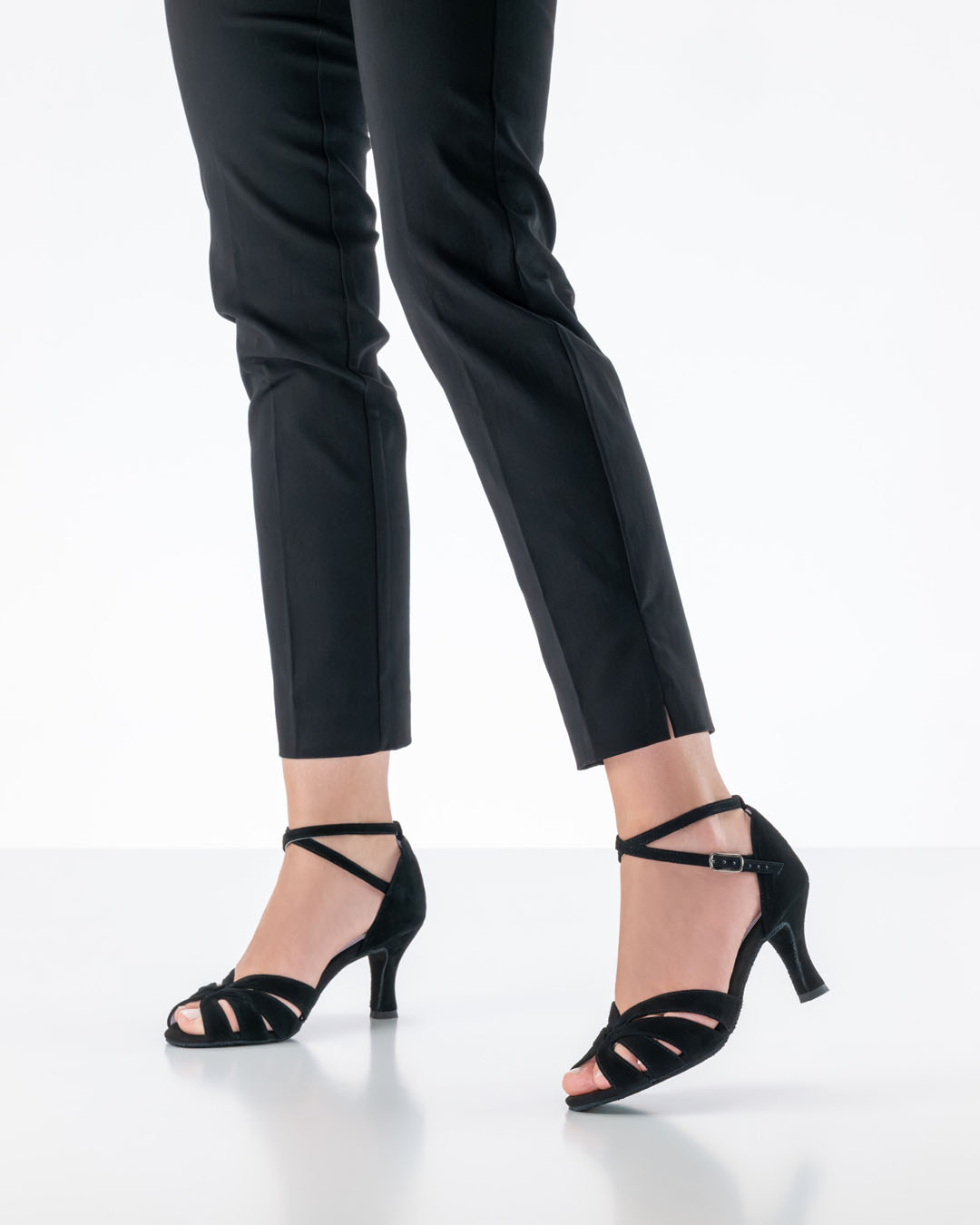 Schwarze offene Tanzsandale "Olympe" von Anna Kern getragen von Modell mit schwarzer Hose im Studio