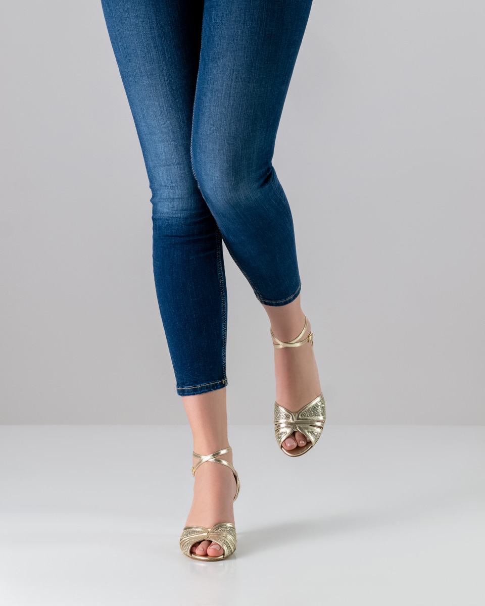 Blaue Jeans in Kombination mit 6 cm hohem Damentanzschuh