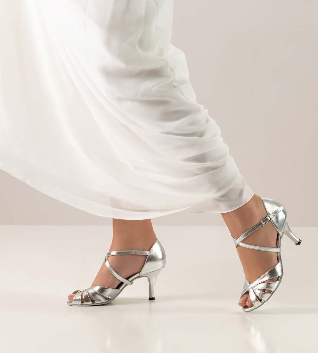 weißes Brautkleid in Kombinaton mit silber farbenen Brautschuh