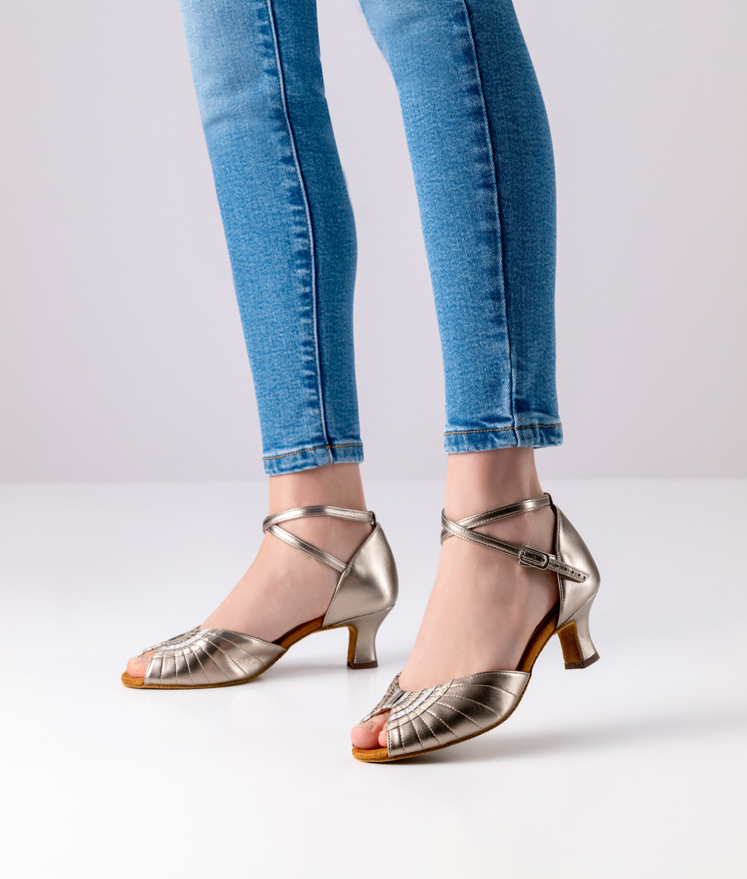 Tanzschuh aus echtem Leder mit antikfarbener Beschichtung und eleganten Ziernähten sowie einem bequemen 5 cm Absatz.