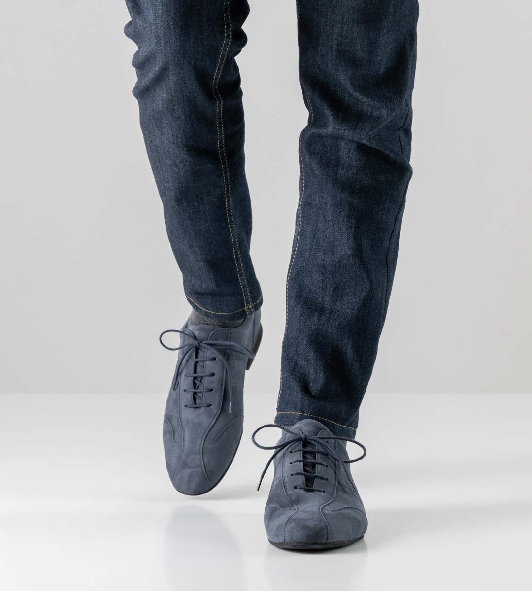 Cuneo blaue Jeans in Kombination mit Werner Kern Herrentanzschuh in blau