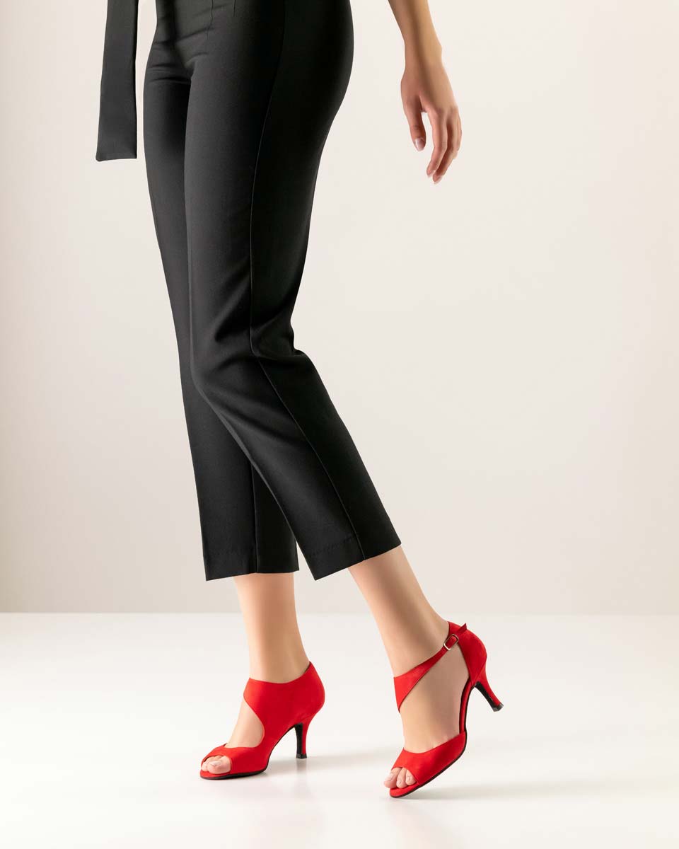 Linea schwarze Hose in Kombination mit offenem Damentanzschuh von Nueva Epoca in rot