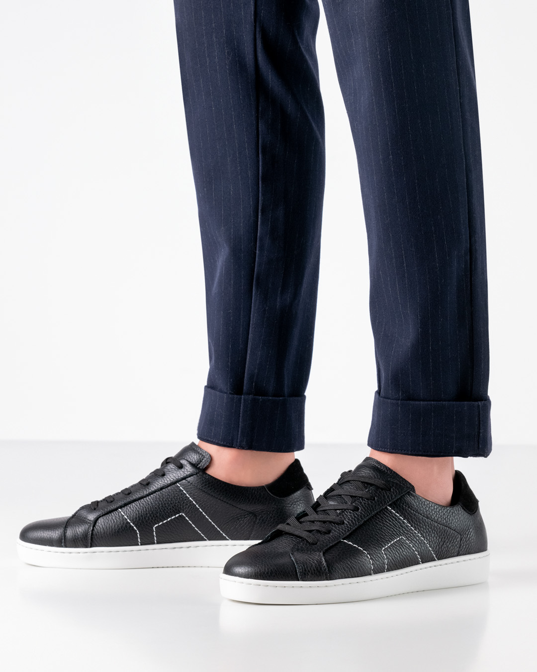 Leichter und beweglicher Tanzsneaker aus schwarzem Leder mit weißer Sohle - als Allrounder nutzbar von Werner Kern