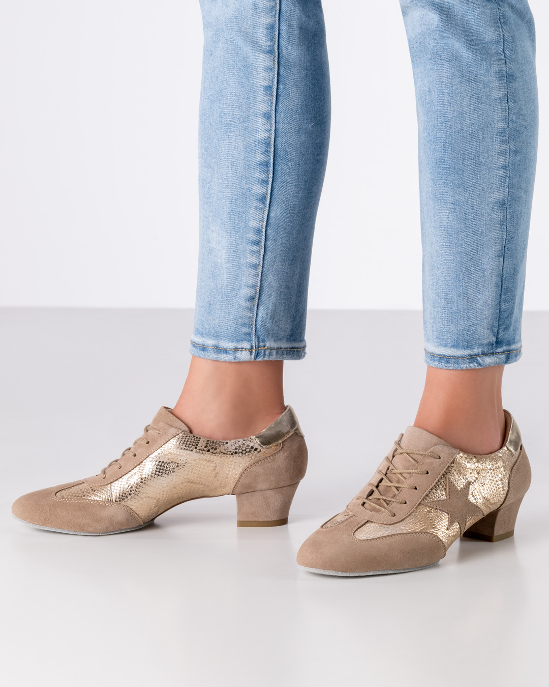 Ariana Glänzender, beiger Trainingstanzschuh mit 3,5cm Absatz, geteilter Sohle zum Schnüren von Werner Kern