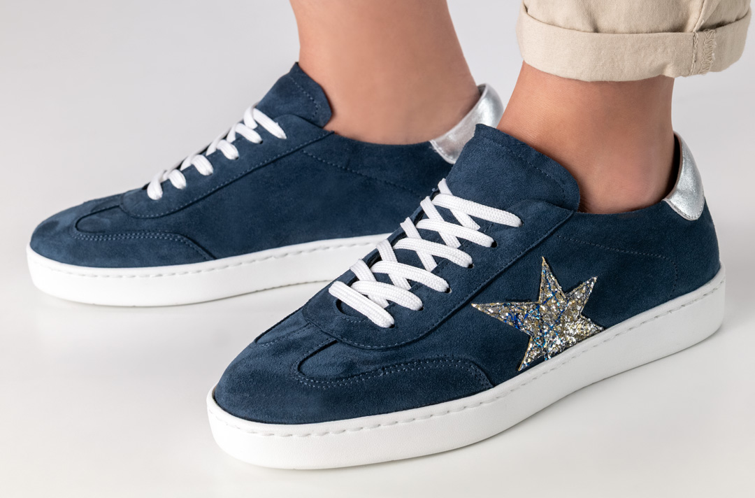 Leichter und wendiger Tanzsneaker für drinnen und draußen aus dunklem Velourleder und silberner Sternapplikation