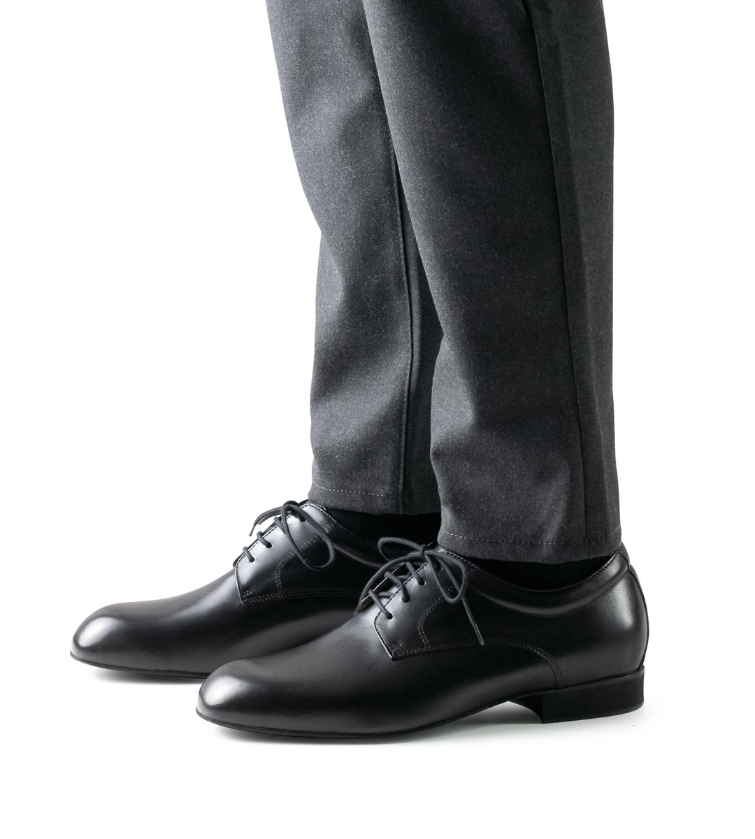 schwarzer Herrentanzschuh mit 2 cm hohem Absatz in Verbindung mit Hose in grau