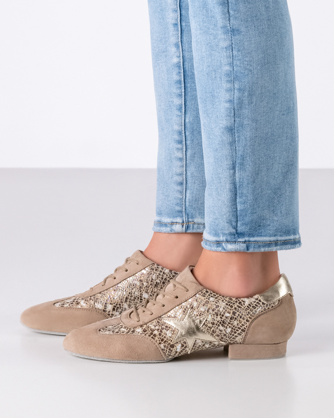 Tanztrainingschuh im Sneakerdesign mit flacher Sohle und goldenem Sterndetail