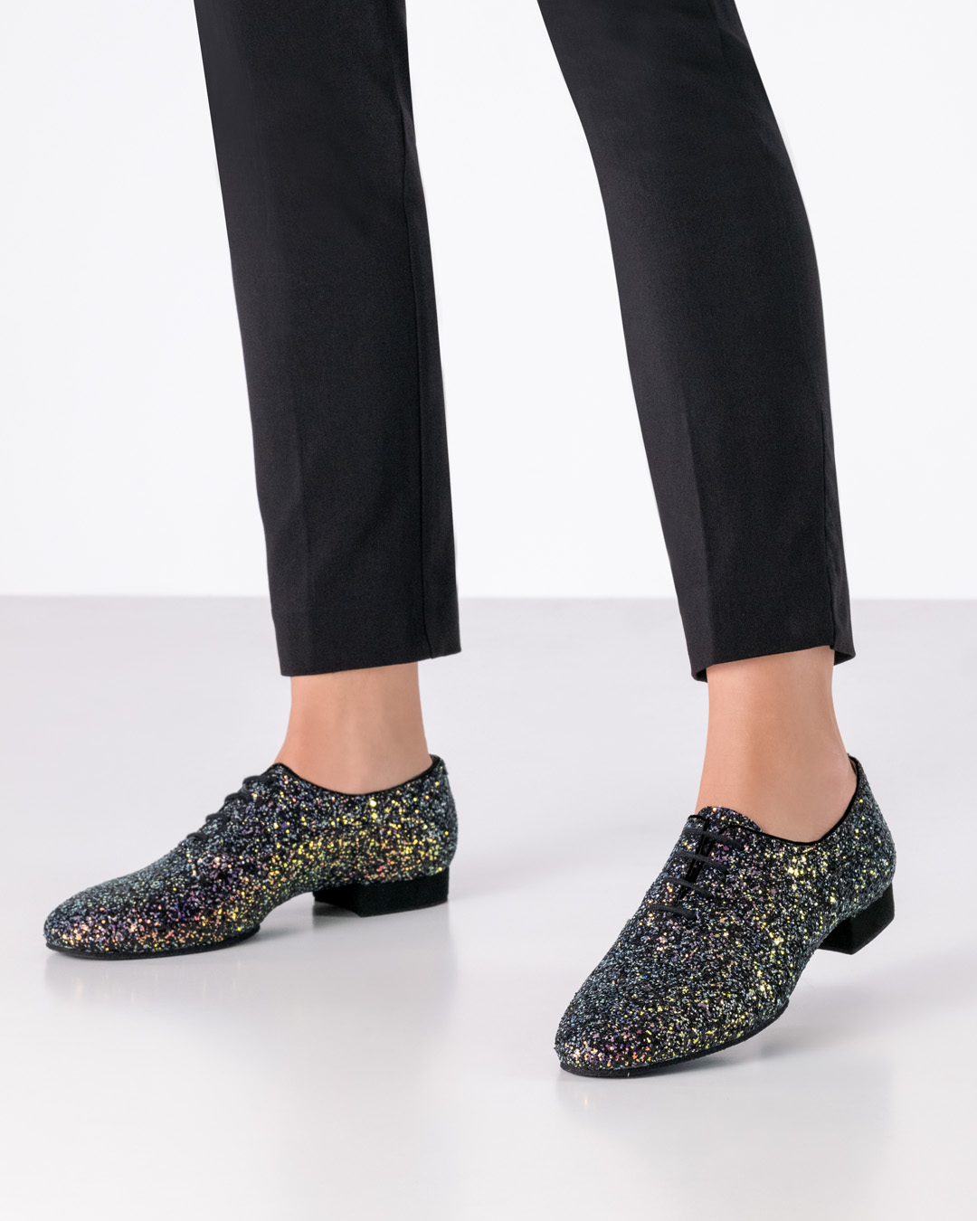 Geschlossener, glitzernder Tanzschuh aus Brokat mit 1,5 cm Absatz zum Schnüren von Werner Kern