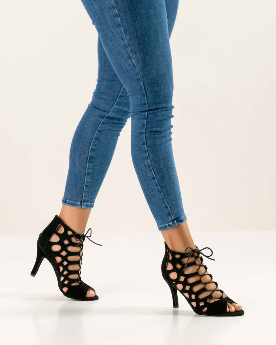 835 schwarzer Salsa Damentanzschuh von Anna Kern in Kombination mit baluer Jeans