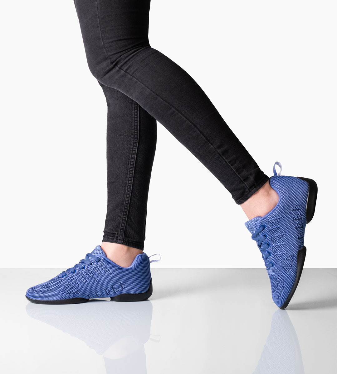 Damen Tanzsneaker 185 in Hellblau von Suny by Anna Kern, Artikelnummer 185, aus atmungsaktivem Knitting Material mit geteilter Sohle.