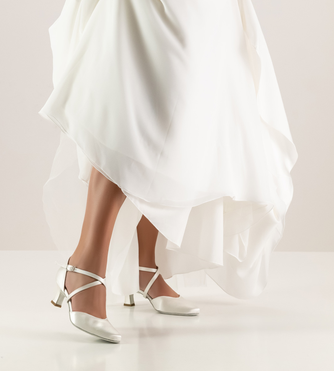 Brautkleid in weiß in Kombiantion mit Brautschuh von Werner Kern