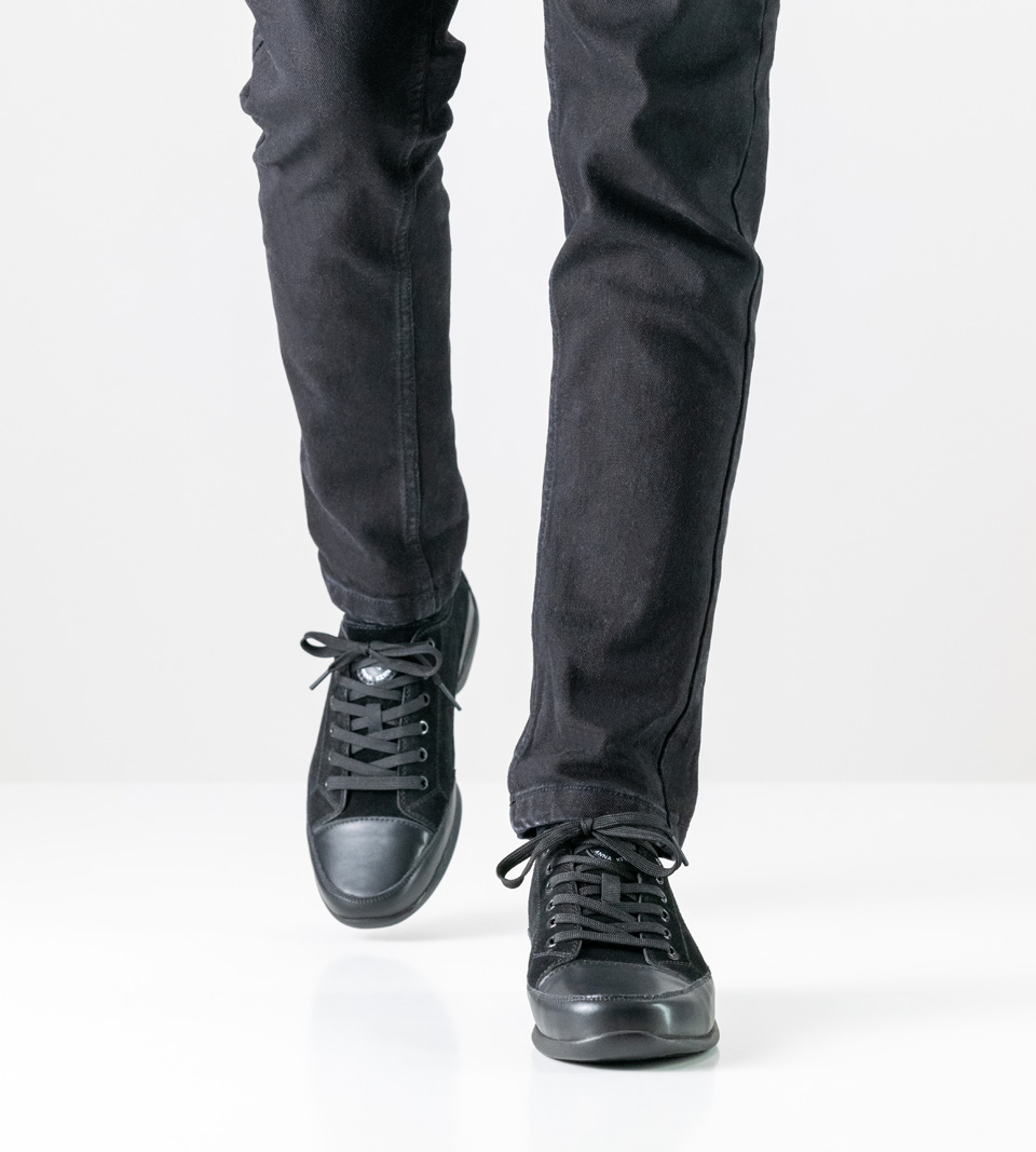 7-fach geschnürter Herren Sneaker von Suny in Kombination mit schwarzer Jeans