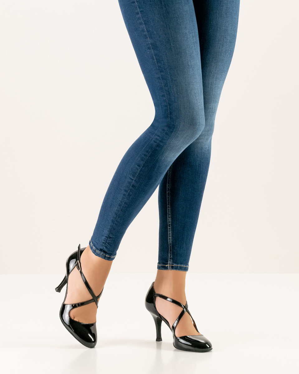 8 cm hoher Nueva Epoca Damentanzschuh in Kombination mit blauer Jeans
