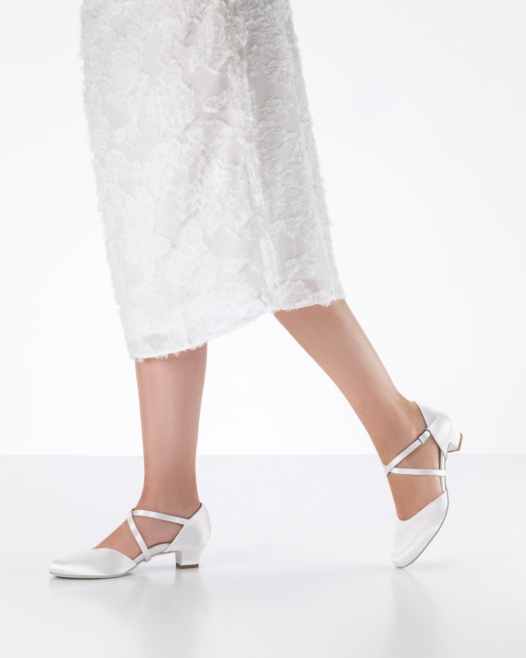 Satin Brautschuh von Werner Kern in Kombination mit weißem Kleid