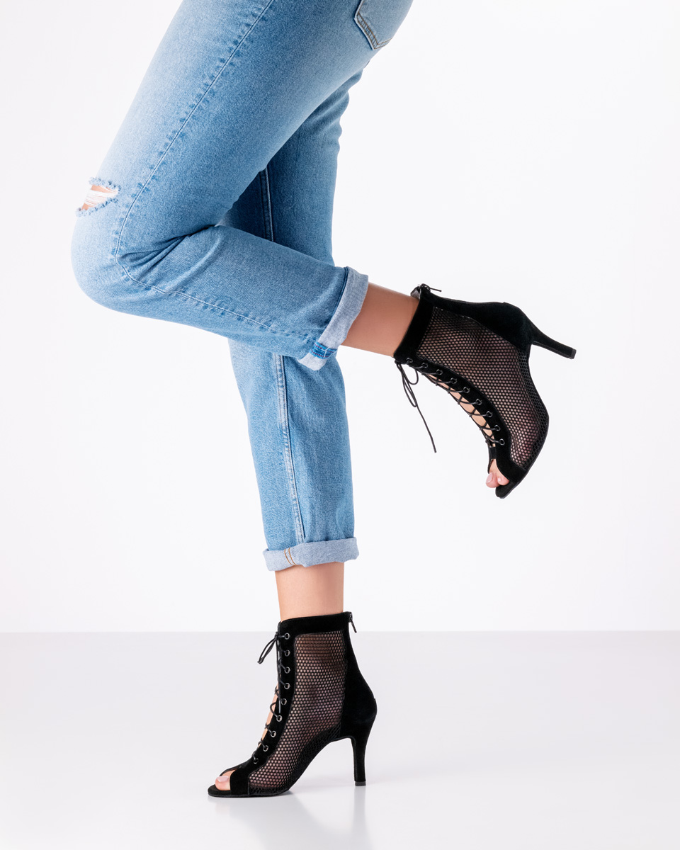 Schwarzer Tanzschuh kombiniert mit einer lässigen blauen Jeans.