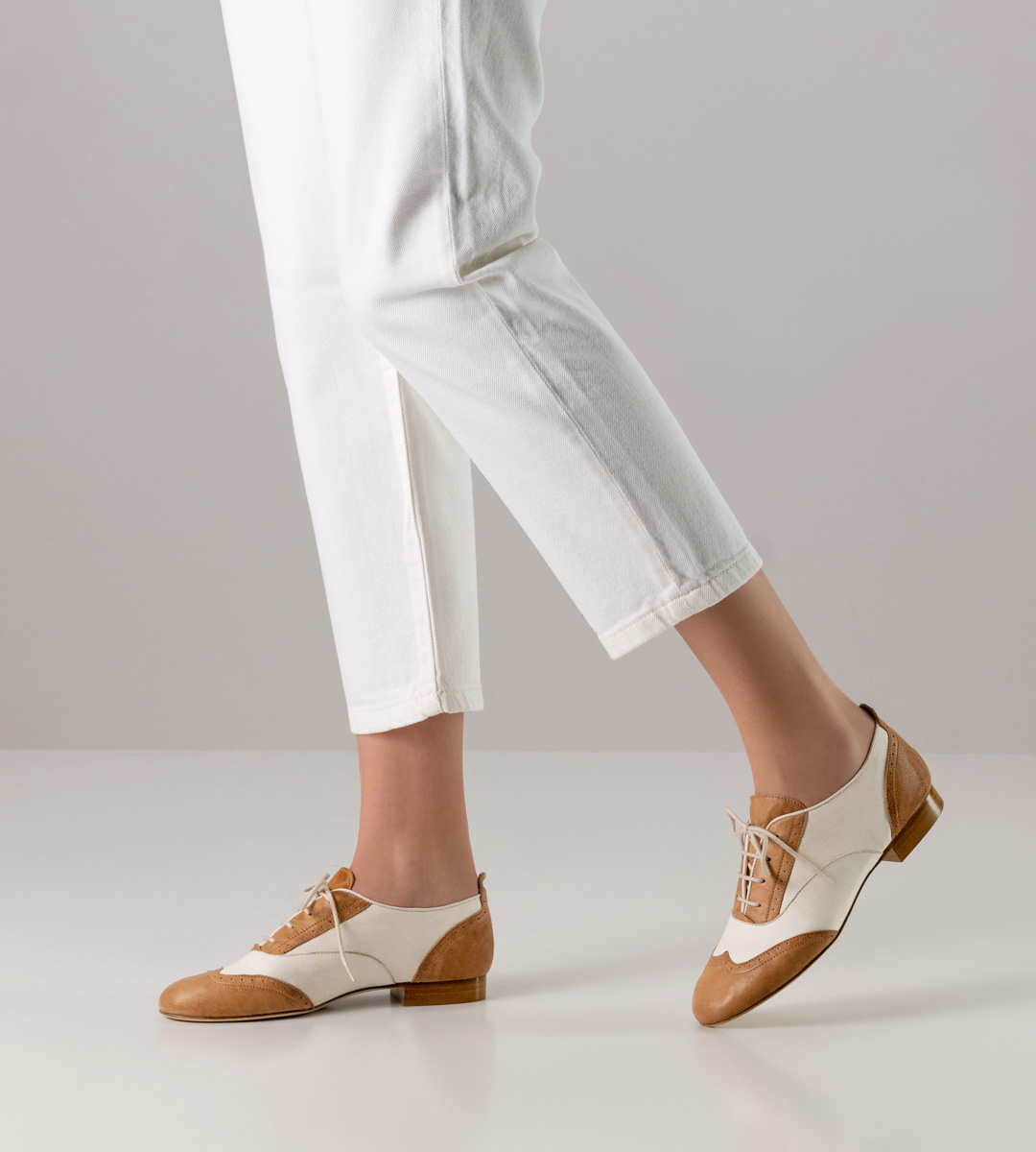 weiße Hose in Kombination mit 1,5 cm hohem Werner Kern Damentanzschuh für Swing