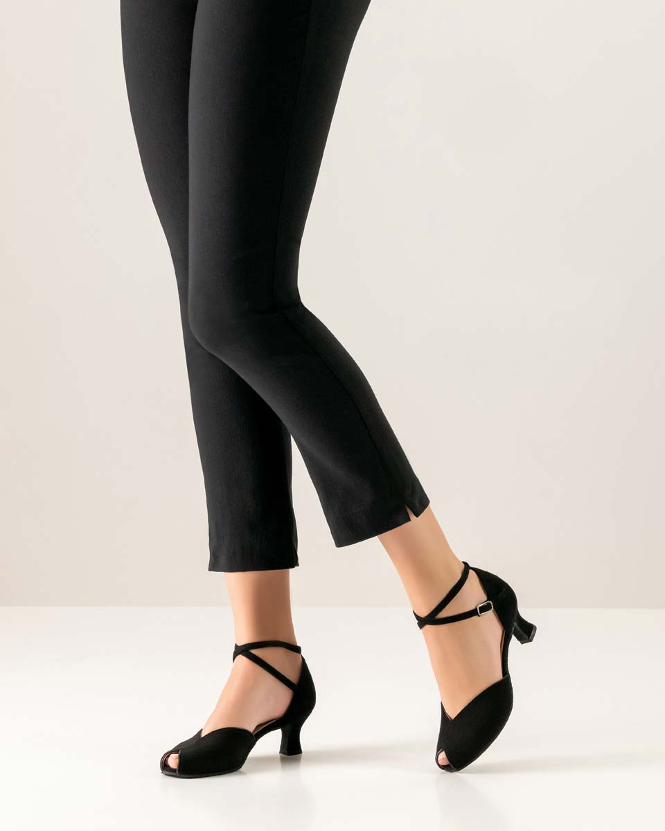 Asta bequemer Werner Kern Damentanzschuh getragen mit einer schwarzen Hose